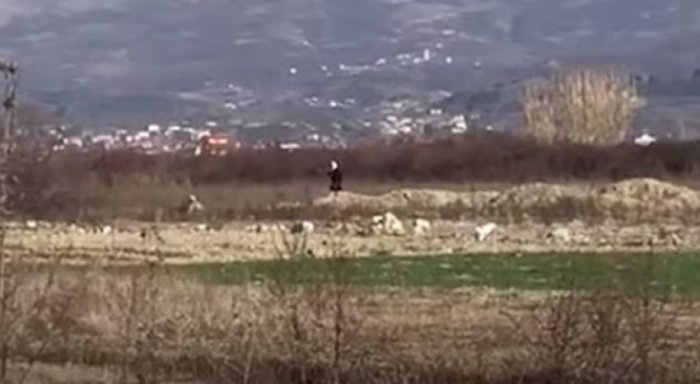 “Hej Zot na ruaj!” I riu shqiptar filmon të moshuarën duke bërë “magji” (Video)
