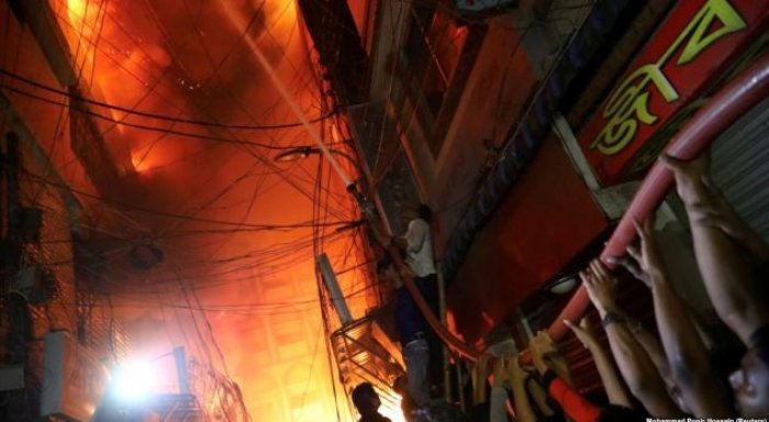 Mbi 70 të vdekur nga zjarri në një lagje banimi