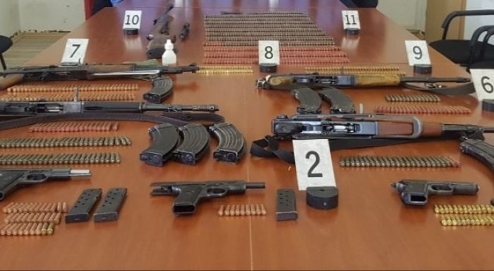 Policia konfiskon armë dhe municion në Klinë