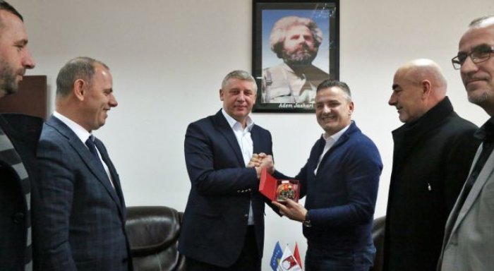 Sylejman Selimit i dhurohet stema e komandantit legjendar të UÇK-së, Adem Jashari