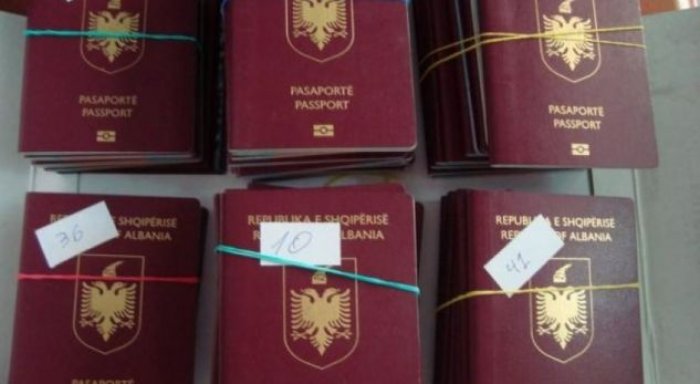 Skandali me humbjen e 100 pasaportave, si i “justifikon” ministria e Jashtme