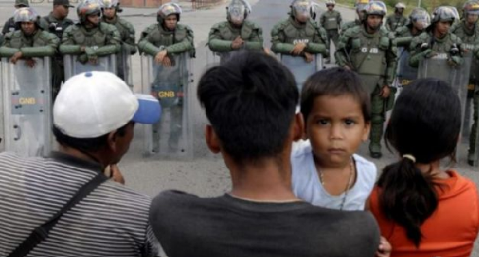 Viktima në Venezuelë, Maduro mbyll kufirin dhe me Kolumbinë