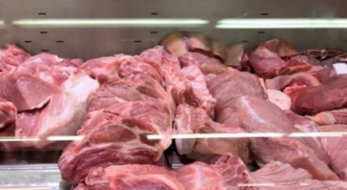 Konfiskohen mbi 1500 kg mish në Pejë, nuk i plotësonte kushtet për treg