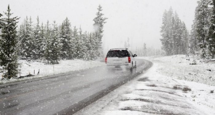 Policia apelon për vozitje të kujdesshme, shkaku i reshjeve të borës