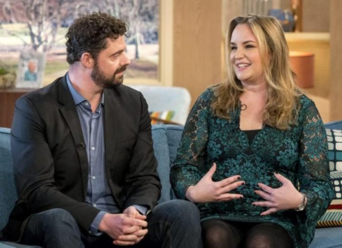 U dashurua me sytë e tij, gruaja martohet me lypsin