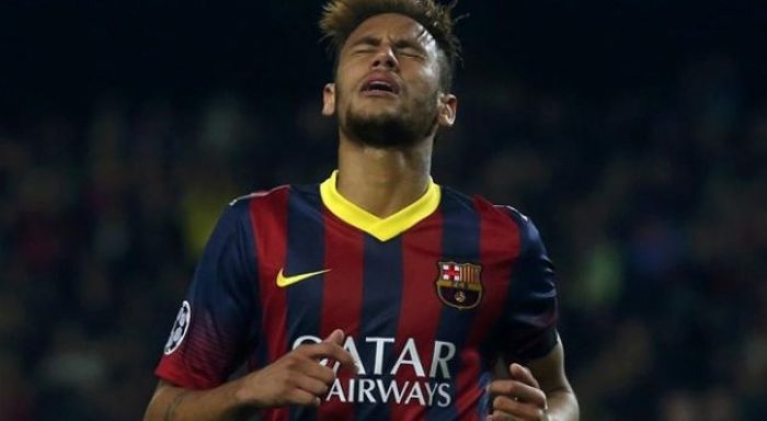 Babai i Neymarit zbardh të vërtetën mbi lajmet se braziliani po i përgjërohet Barçës ta kthejë në klub