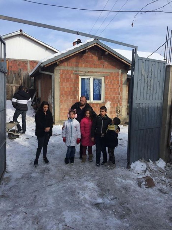 Apel për ndihmë: Familja Shkuliqi nga Peja dëbohet në pikun e acarit nga shtëpija (Foto)