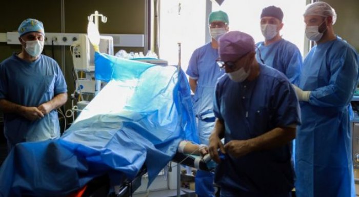 Mjekë nga Suedia operojnë pacientë në QKUK