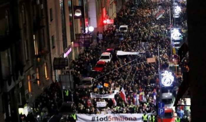 Mijëra veta parakaluan rrugëve të Beogradit në protestën kundër Vuçiçit (Video)