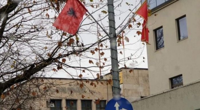Rrugët e Podgoricës mbushen me flamuj kuq e zi