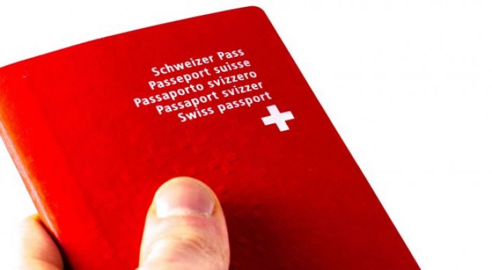 Zvicra nuk ju jep pasaportë nëse për arsye fetare nuk ia shtrëngoni dorën dikujt