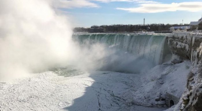 Temperaturat e ulëta në Amerikë ngrijnë Ujëvarën e Niagaras