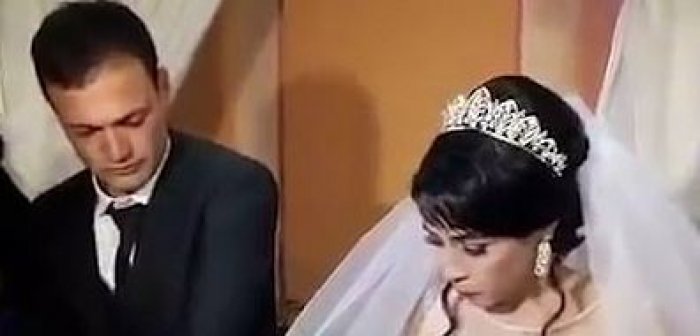 Në ceremoninë e martesës, dhëndri bëhet 'horë' pasi  'bokson' nusën (Video)