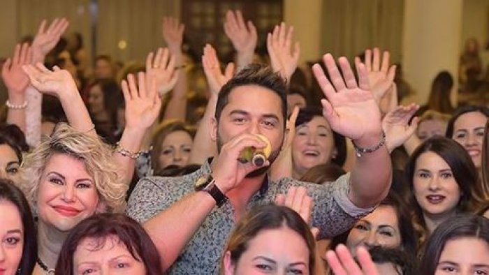 Shpat Kasapi e 'kallë' Athinën (Foto)