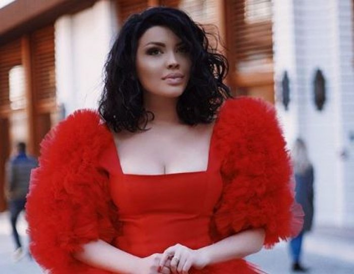 Greta Koçi, publikon 'E kuqe' (Video)