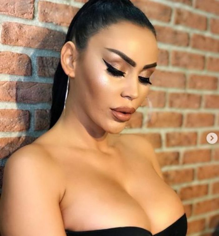 Fjolla Morina pa dorëza, reklamon gjoksin (Foto)