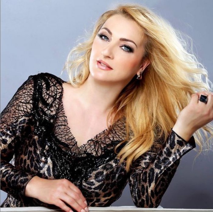 Remzia e gatshme për festë, po e marton djalin...Përhajr! (Foto)