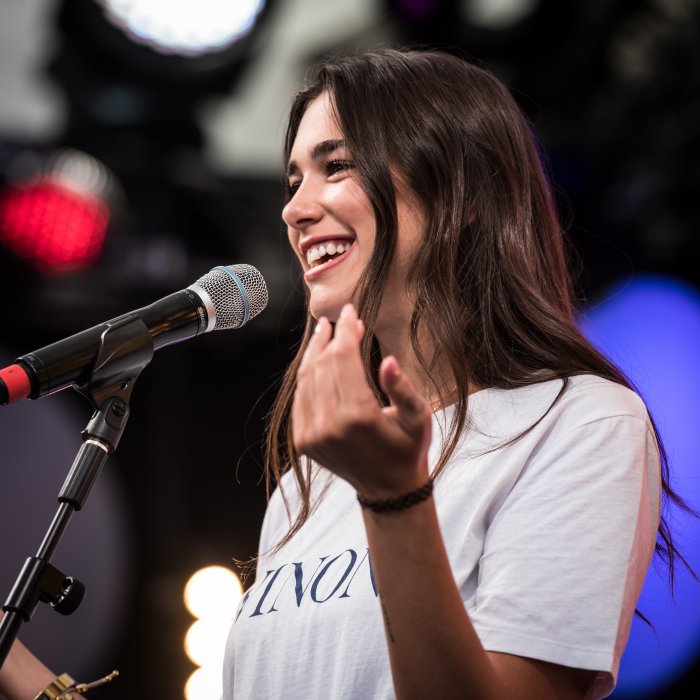 Dua Lipa iu ikën syve të publikut
