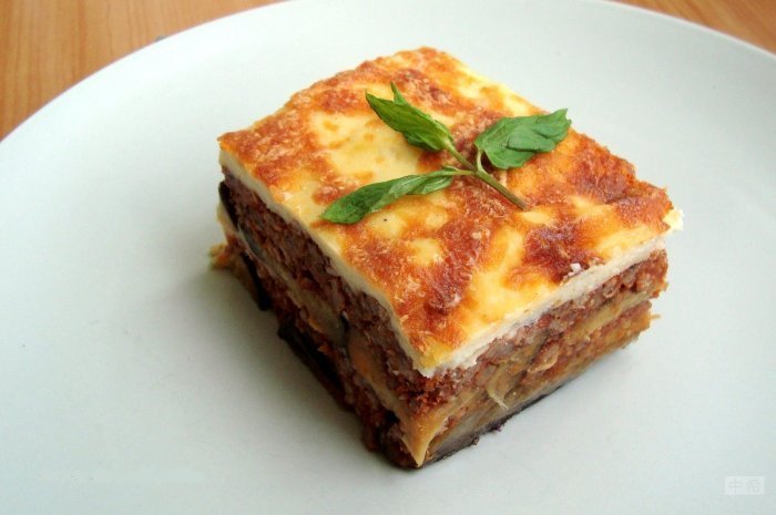Reçeta e Cekës: Musaka me patate dhe salcë beshamell