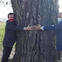Deputetja e PDK’së tallet me fotografinë e Kurtit me Bulliqin: A ke Molla e Kuqe kjo?