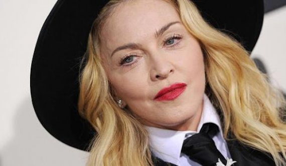 Madonna në prehrin e një mashkulli 36-vjeç më të ri