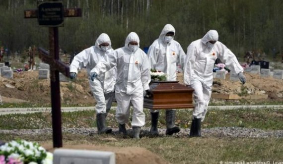 “Kurrë s’kam varrosur aq shumë njerëz”, Vala e dytë e pandemisë e ka prekur fort globin