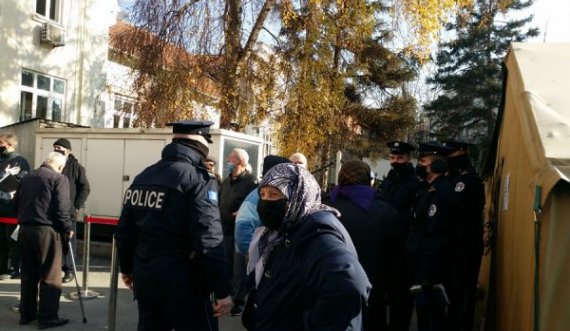 Qytetarë të shumtë presin për tu vaksinuar në Prishtinë, intervenon policia