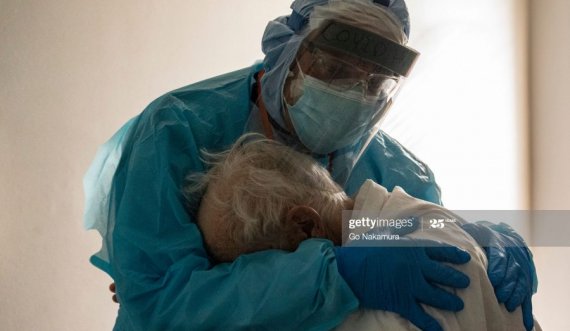 Fotoja këtij mjeku që përqafon pacientin me Covid-19 po shpërndahet dhe meriton vëmendje