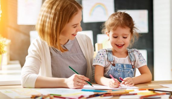 Nëntë këshilla për ta ndihmuar fëmijën t’i bëjë detyrat e shtëpisë pa kundërshtuar dhe pa debate