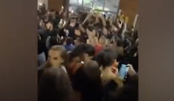 200 studentë mblidhen për festë, policia ua ndërpret qejfin
