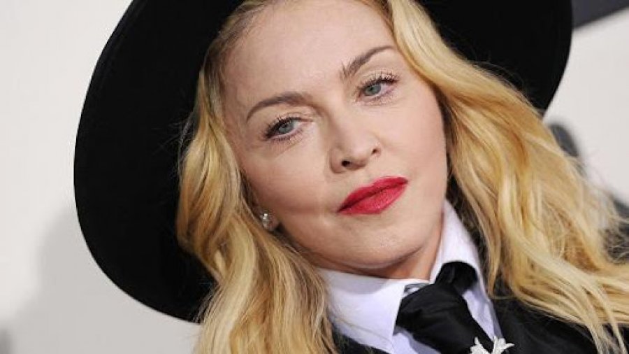 Madonna në prehrin e një mashkulli 36-vjeç më të ri