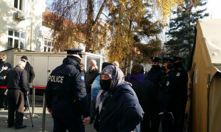 Qytetarë të shumtë presin për tu vaksinuar në Prishtinë, intervenon policia