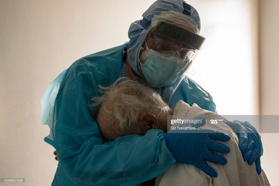 Fotoja këtij mjeku që përqafon pacientin me Covid-19 po shpërndahet dhe meriton vëmendje