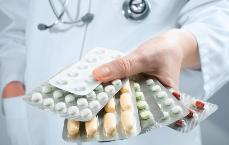 Farmacistja shqiptare: Ilaçet që përdoren për Covid-19 në vend nuk rekomandohen në Itali