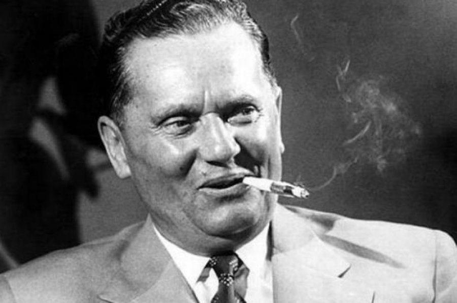 Si e lanë suharekasit Titon ‘pa tekst’, ai u detyrua të ndalet aty, pa e pasur në plan