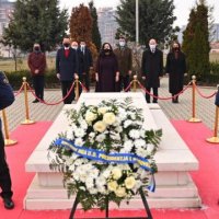 Vjosa Osmani përkujton ish-presidentin Rugova në ditëlindjen e tij