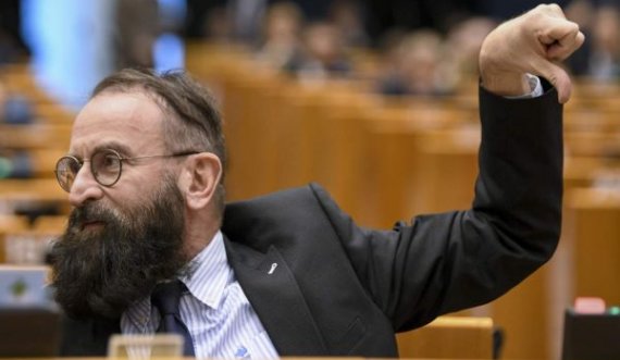 Jep dorëheqje politikani hungarez