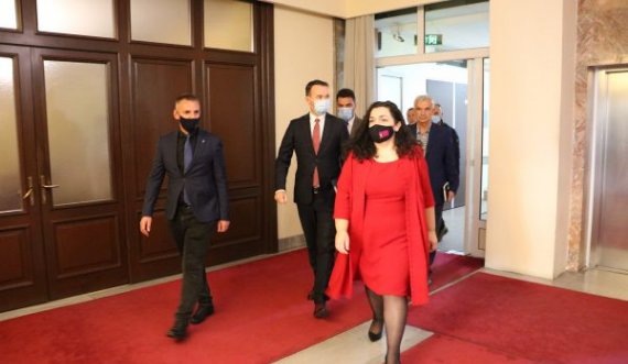 Vjosa Osmani kthehet në Presidencë pasi shërohet nga COVID-19