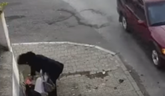 Gruaja në Pejë incizohet duke hedhur mbeturina në trotuar, kryetari i komunës: Do filmojmë veprime të këtilla