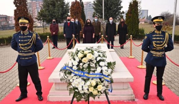 Vjosa Osmani përkujton ish-presidentin Rugova në ditëlindjen e tij