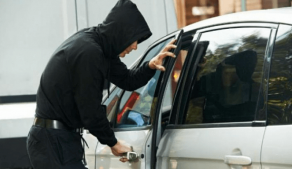 Policia i gjen tri vetura të vjedhura në Mitrovicë
