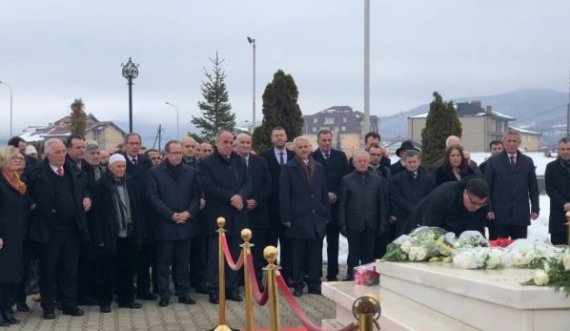 Lutfi Haziri, gjatë vizitës tek varri i ish-presidentit Rugova, tregon se çka i bie të jesh rugovian