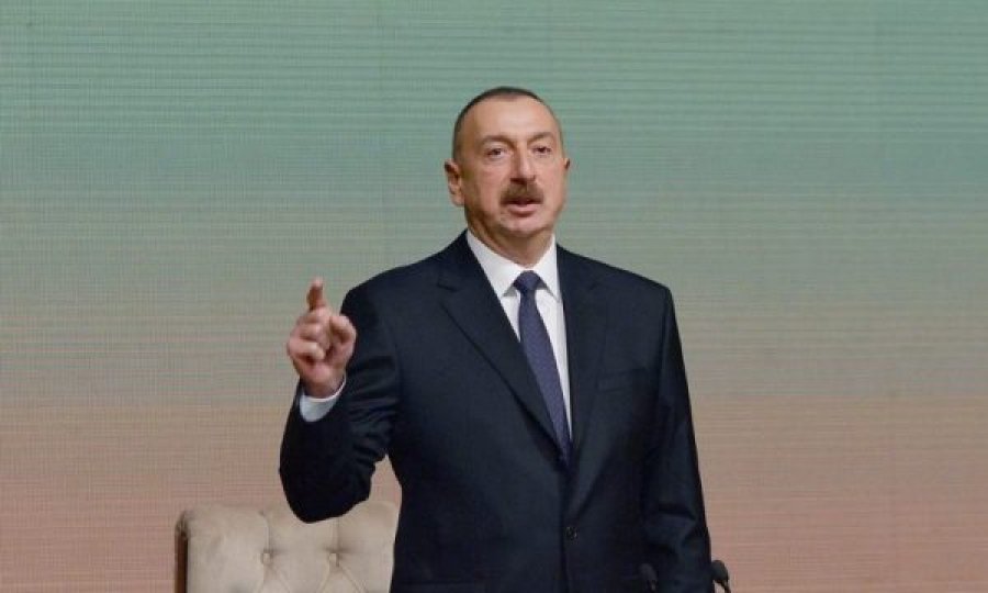 Aliyev ironizon me Francën nga Karabaku: Le t’ia japë Marsejën Armenisë!