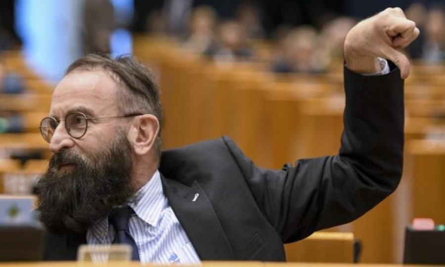 Jep dorëheqje politikani hungarez