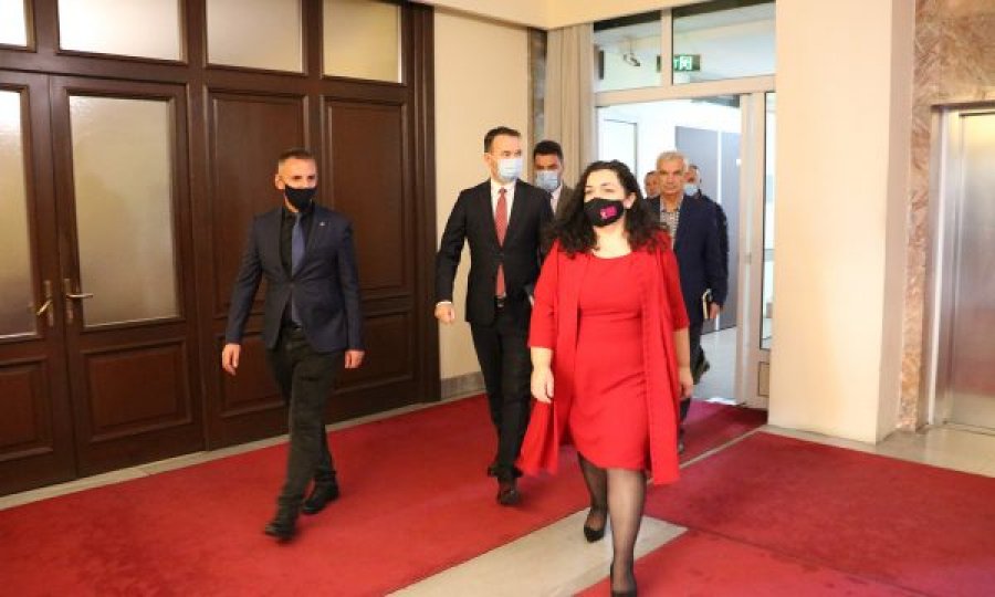 Vjosa Osmani kthehet në Presidencë pasi shërohet nga COVID-19