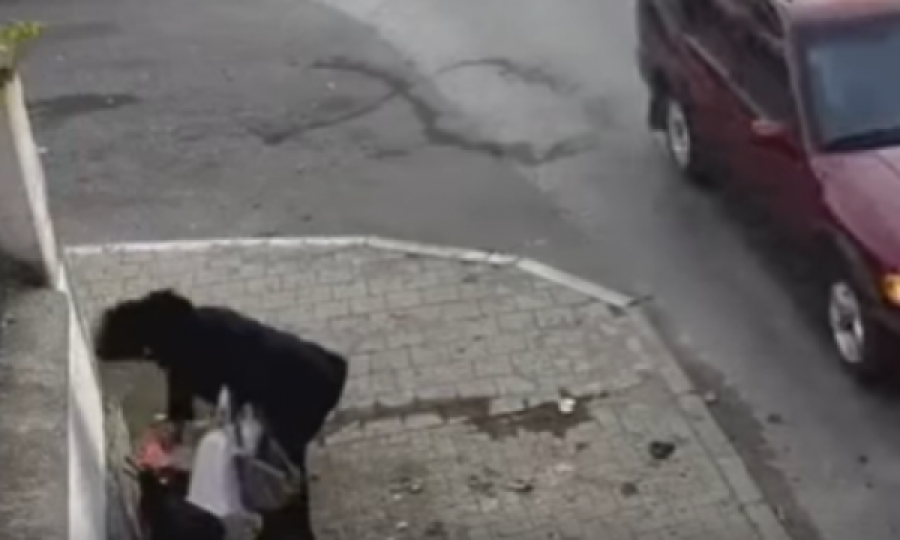 Gruaja në Pejë incizohet duke hedhur mbeturina në trotuar, kryetari i komunës: Do filmojmë veprime të këtilla