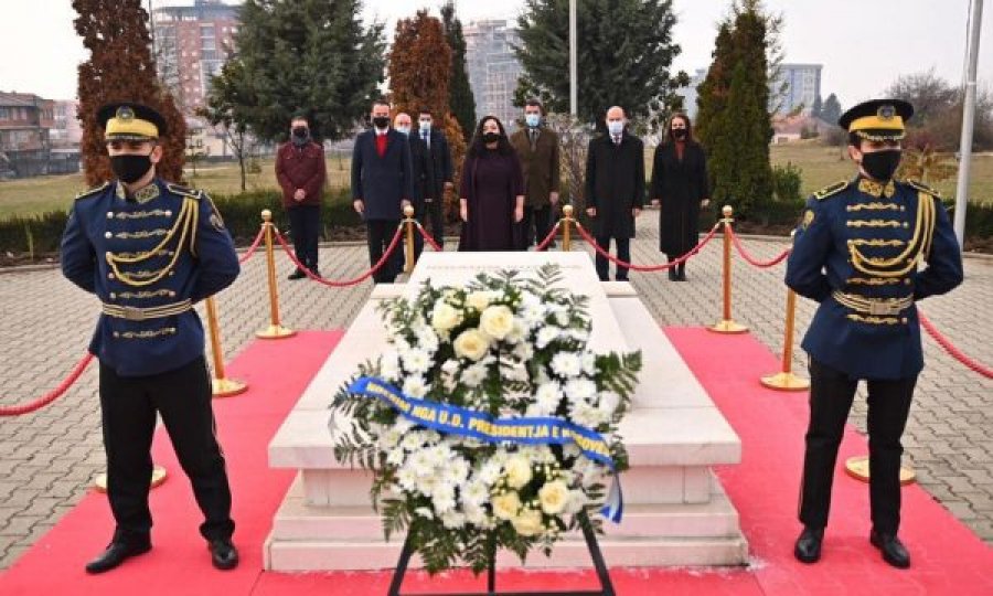 Vjosa Osmani përkujton ish-presidentin Rugova në ditëlindjen e tij