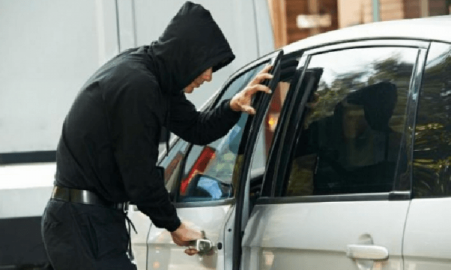 Policia i gjen tri vetura të vjedhura në Mitrovicë