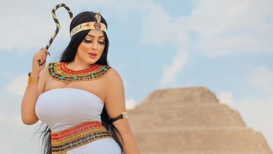 Bënë foto tek Piramidat e Egjiptit, arrestohen fotografi dhe modelja s*ksi