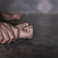 Nëna monstër: Abuzoi seksualisht me dy të mitur pasi i ftoi t’u jepte ujë